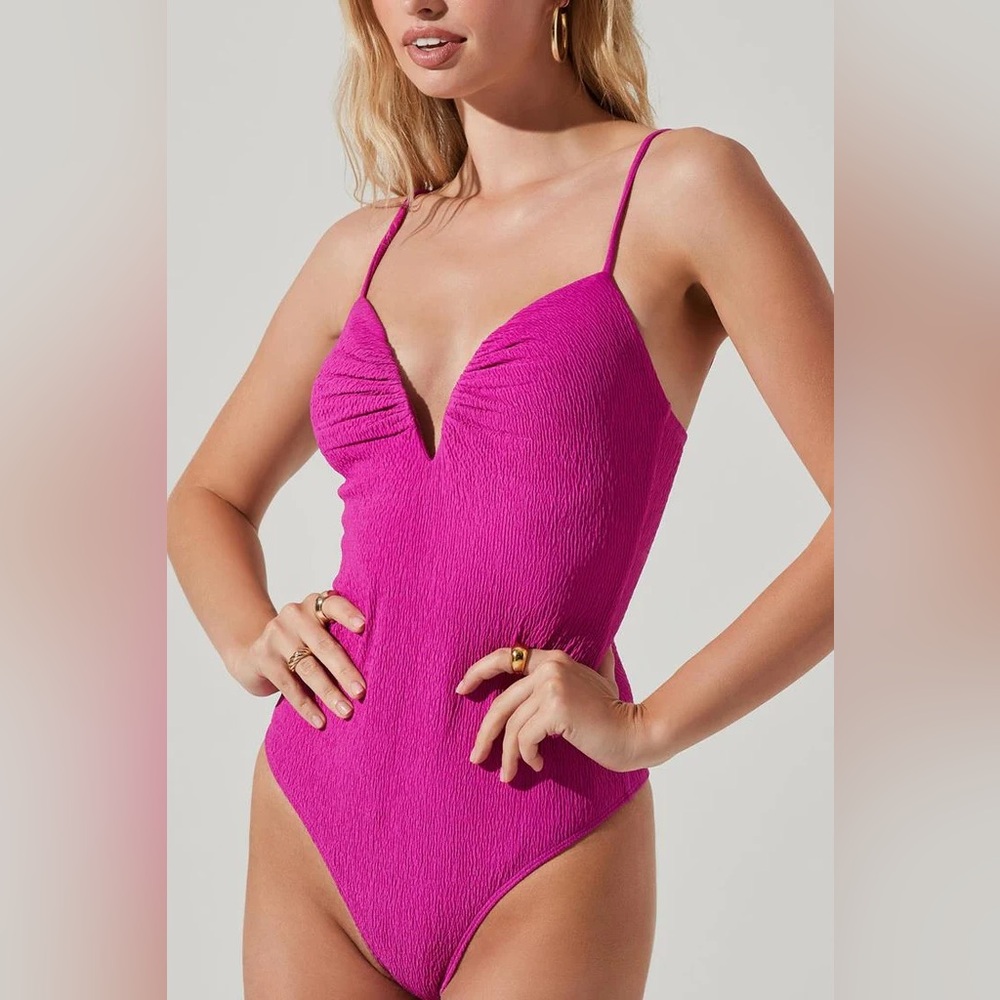 NWT Women's‎ ASTR The Label Fia Crinkled Plunge Neck Bodysuit Small Ruched Sexy